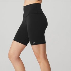 Alo High-Waist Biker short in Black